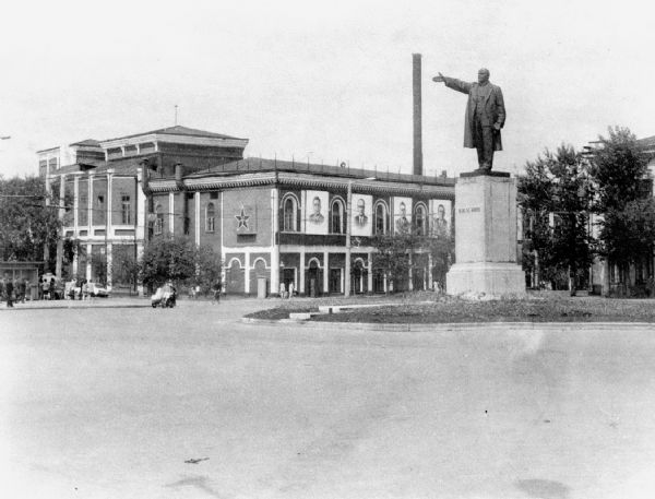 1970-1975 гг. Площадь Ленина. Томский завод резиновой обуви. Фото Павла Рыжова.