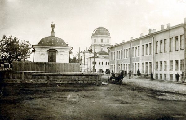 1929-1932 гг. Базарная площадь. С Богоявленской церкви уже сняты кресты.
