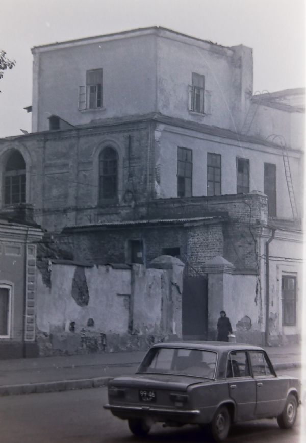 1980-е годы. Хозяйственный въезд на территорию Томского завода резиновой обуви. Виден сохранившийся западный фасад колокольни Богоявленской церкви