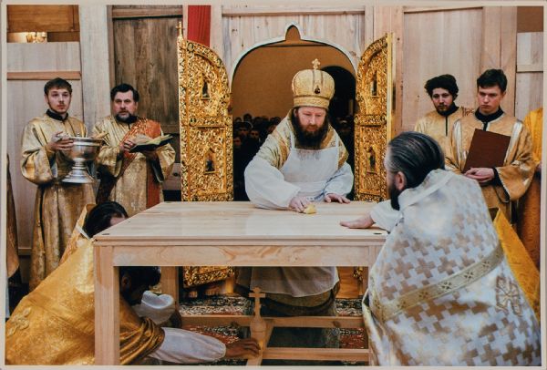 26 января 2003 г. Епископ Томский и Асиновский Ростислав совершает освящение Богоявленского придела Богоявленского собора. На заднем плане слева - протодиакон Владимир Марков и Александр Гусаков, ныне - протоиерей и настоятель Знаменского кафедрального собора г. Кемерово.