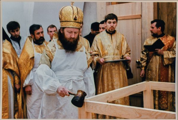 26 января 2003 г. Епископ Томский и Асиновский Ростислав совершает освящение Богоявленского придела Богоявленского собора.