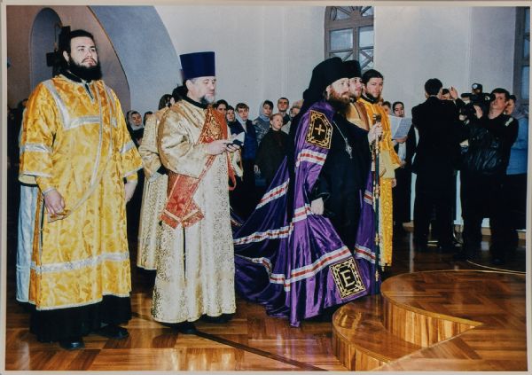 26 января 2003 г. Епископ Томский и Асиновский Ростислав совершает освящение Богоявленского придела Богоявленского собора.