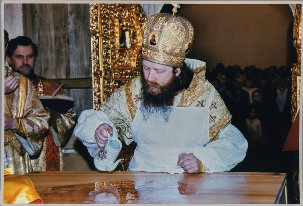 26 января 2003 г. Епископ Томский и Асиновский Ростислав совершает освящение Богоявленского придела Богоявленского собора.