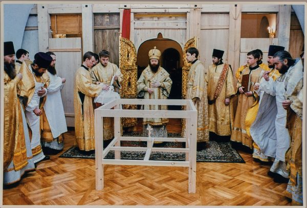 26 января 2003 г. Епископ Томский и Асиновский Ростислав совершает освящение Богоявленского придела Богоявленского собора.