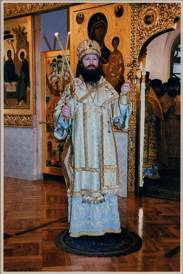 26 января 2003 г. Епископ Томский и Асиновский Ростислав совершает Божественную Литургию после освящения Богоявленского придела Богоявленского собора.