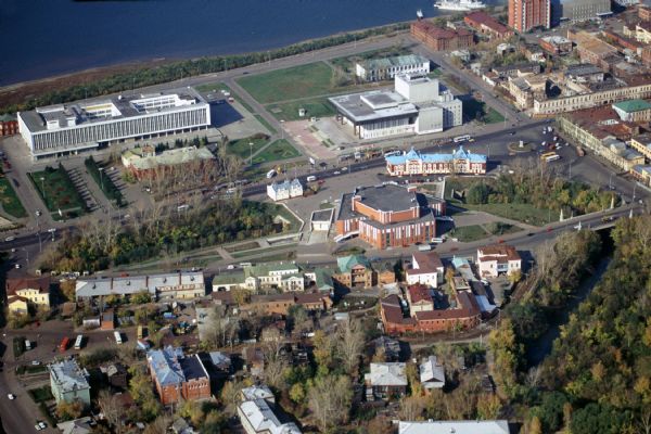 1998 г. Центр г. Томска с высоты птичьего полёта. В правом верхнем углу - восстанавливаемый Богоявленский собор. Фото Василия Леонтьева