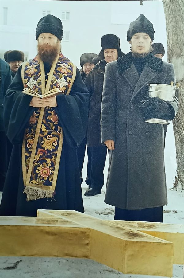 8 января 2000 г. Епископ Томский Ростислав освящает крест для шпиля колокольни Богоявленского собора.
