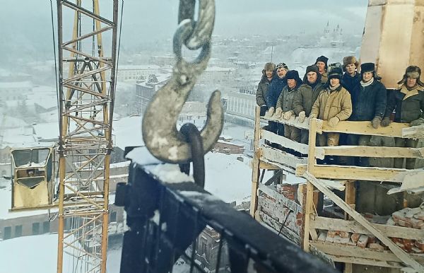 8 января 2000 г. Установка креста на шпиль колокольни Богоявленского собора