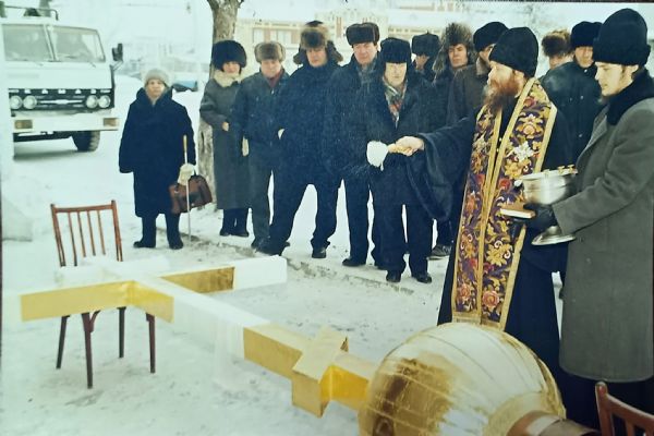 8 января 2000 г. Епископ Томский Ростислав освящает крест для шпиля колокольни Богоявленского собора.
