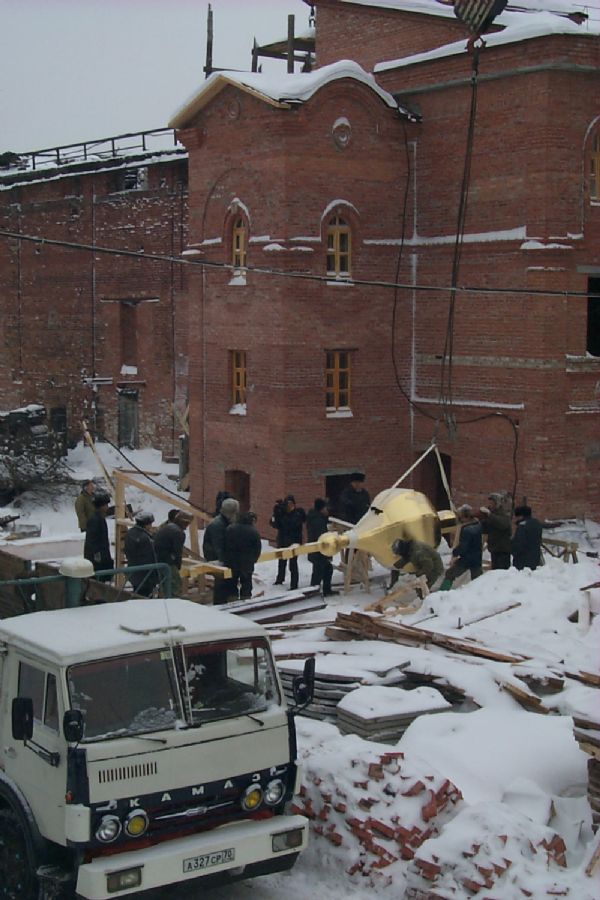18 января 2001 г. Установка креста для шпиля Богоявленского собора. Фото протоиерея Александра Классена.
