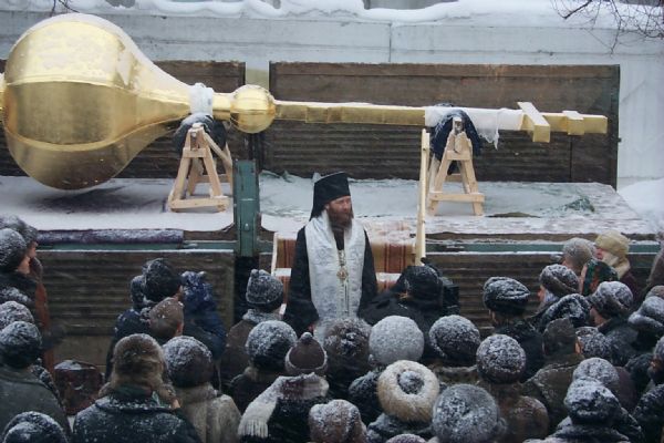18 января 2001 г. Епископ Томский Ростислав на освящении креста для шпиля Богоявленского собора. Фото протоиерея Александра Классена.