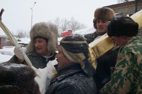 18 января 2001 г. Установка креста для шпиля Богоявленского собора. Фото протоиерея Александра Классена.
