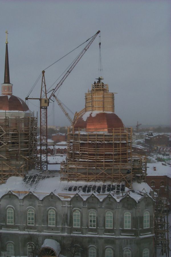 18 января 2001 г. Установка креста на шпиль купола Богоявленского собора. Фото протоиерея Александра Классена.