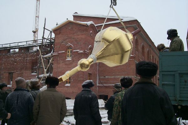 18 января 2001 г. Установка креста на шпиль купола Богоявленского собора. Фото протоиерея Александра Классена.