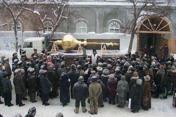 18 января 2001 г. Епископ Томский Ростислав на освящении креста на шпиль купола Богоявленского собора. Фото протоиерея Александра Классена.