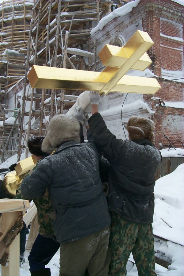 18 января 2001 г. Установка креста на шпиль купола Богоявленского собора. Фото протоиерея Александра Классена.