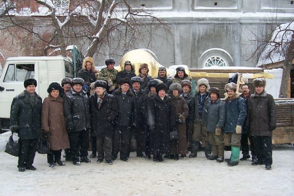 18 января 2001 г. Установка креста на шпиль купола Богоявленского собора. Фото протоиерея Александра Классена.