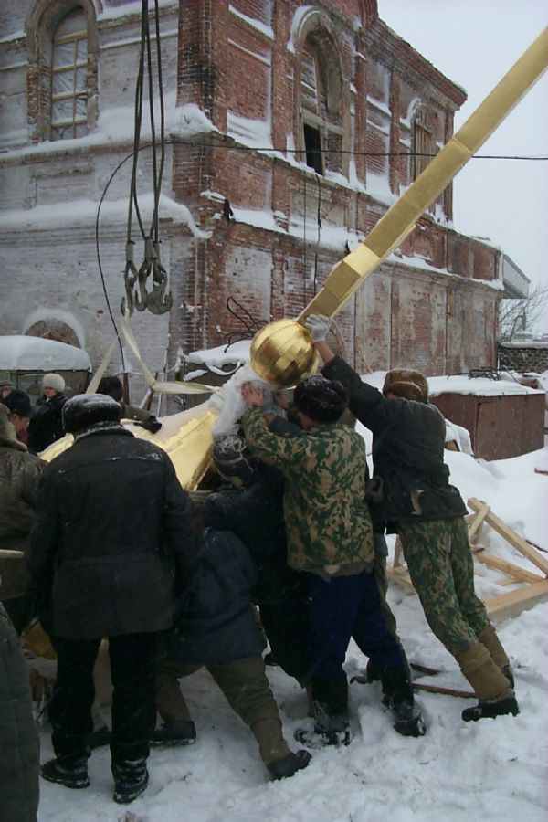 18 января 2001 г. Установка креста на шпиль купола Богоявленского собора. Фото протоиерея Александра Классена.