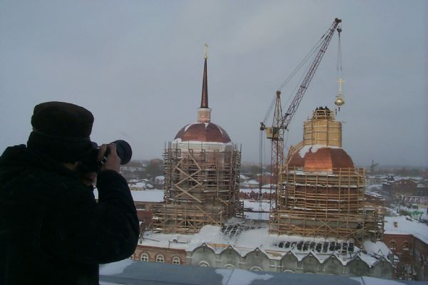 18 января 2001 г. Установка креста на шпиль купола Богоявленского собора. Вид с крыши драматического театра. Фото протоиерея Александра Классена.