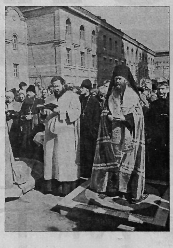 12 апреля 2001 г. Епископ Томский Ростислав освящает колокола Богоявленского собора. Фото Александра Васильева из газеты 