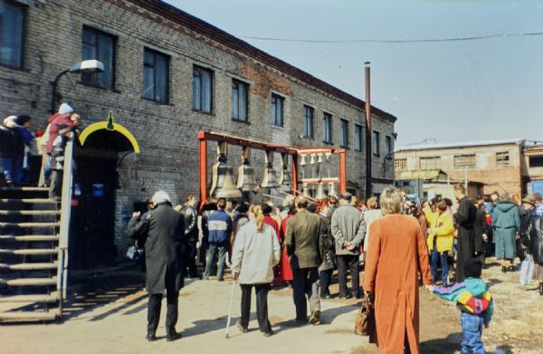 12 апреля 2001 г. На освящении колоколов Богоявленского собора.
