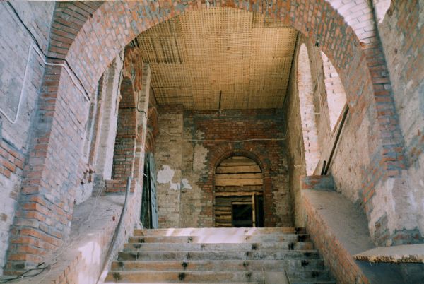2002 г. Восстановленная лестница на второй этаж Богоявленского собора.
